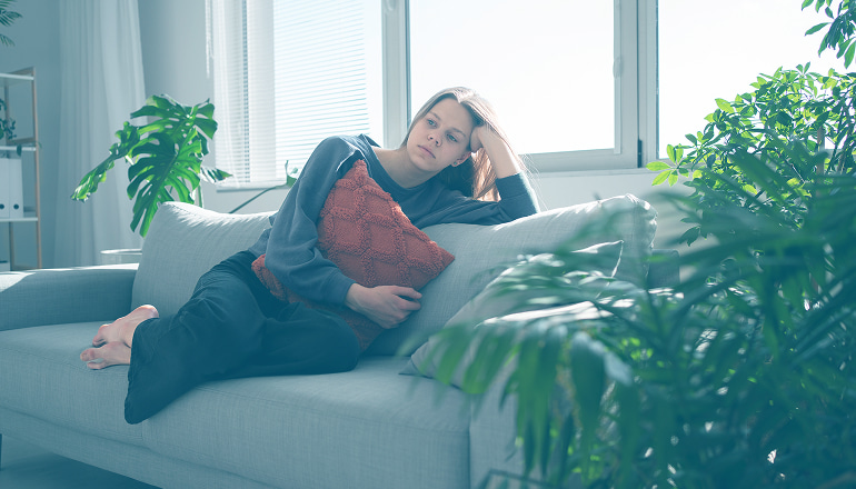 mujer en el sofa pensando todo lo que puede reclamar tras un accidente de tráfico